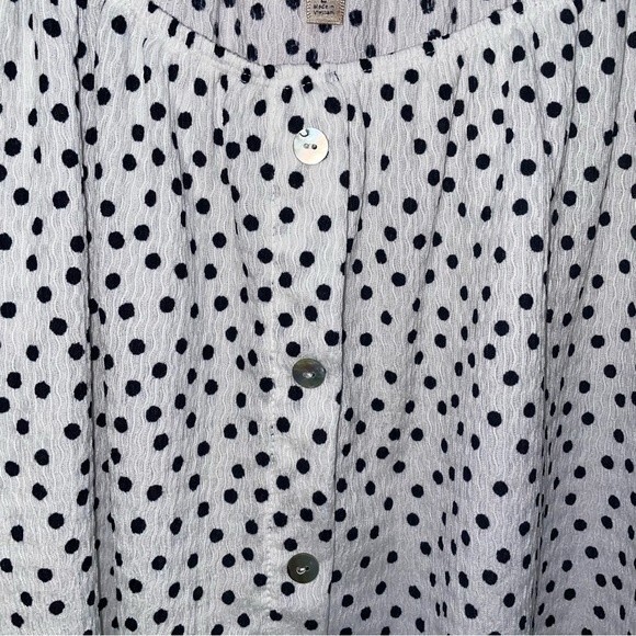 Lavish white top with black polka dots and cold shoulder neckline Size L - Picture 3 of 9